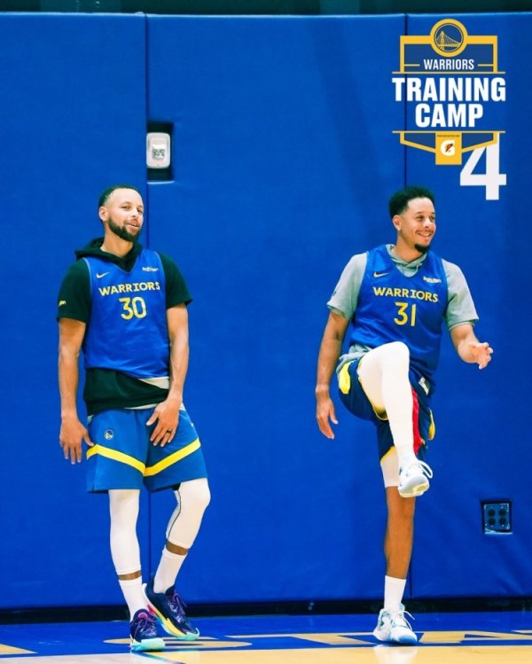 Trở lại đúng hướng! Những bức ảnh đào tạo chính thức của các Chiến binh: Curry Brothers ở cùng khung