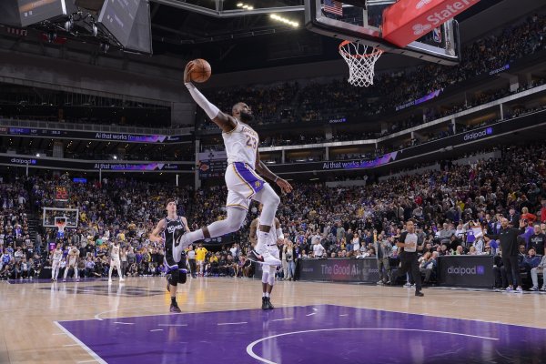 Con phải gọi ta là chú khi tới đây nhé! Có 70 cầu thủ tích cực sinh sau khi James ra mắt sự nghiệp!