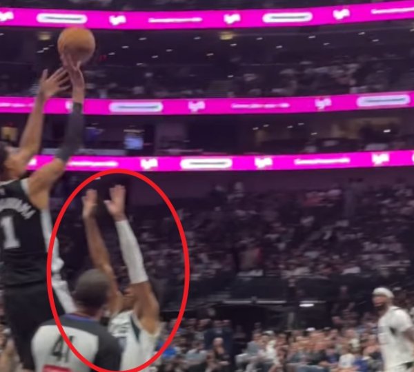 Không ai có thể sử dụng độ cao này! Wenban quay lại và thực hiện một cú nhảy. Christie duỗi tay ra c