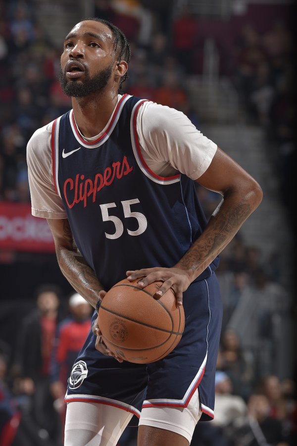 🏹5 trên 5 con trỏ ba điểm thật tuyệt vời! Jones Jr. ghi được 17 điểm với 100% bắn và 0 lượt quay