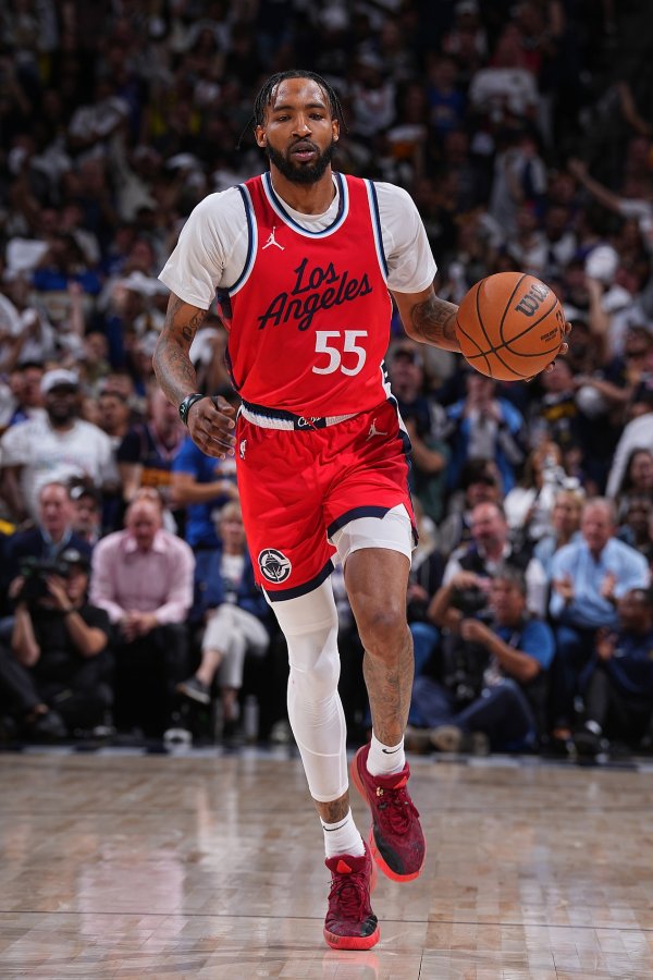 Tyronn Lue: Jones Jr. tập bắn súng 33 ngày liên tục không nghỉ. Anh ấy tự tin hơn khi bắn súng.