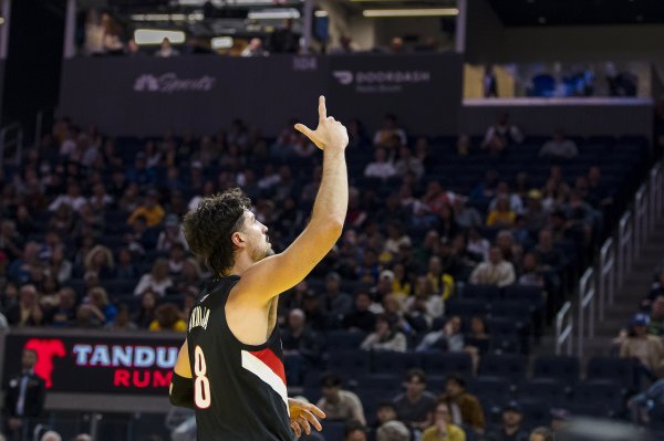 Bất lực! Avdija ghi được 33 điểm khi thực hiện cú sút 10 ăn 20, 6 rebound, 2 kiến ​​​​tạo, 1 cướp và