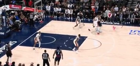 Hãy thổi còi phản công! Harden tung cú ba điểm từ vòng ngoài và dẫn dắt đồng đội nhanh chóng rút ngắ