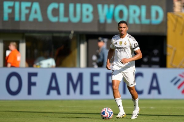 Slaughter: Tôi rất biết ơn sự đóng góp to lớn của Arnold cho chức vô địch mùa trước. Hơi lạ khi thấy