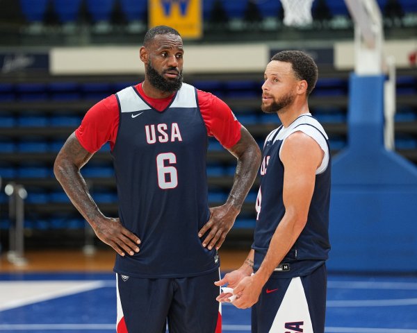 Curry: Tôi biết mọi người sẽ khen ngợi nhau khi đến xem buổi diễn của Lao LeBron nhưng tôi vẫn muốn 