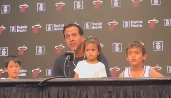 Spoelstra: Vợ của một số cầu thủ Heat đã giúp tôi chăm sóc con cái của họ. Tất cả họ đều đi học như 