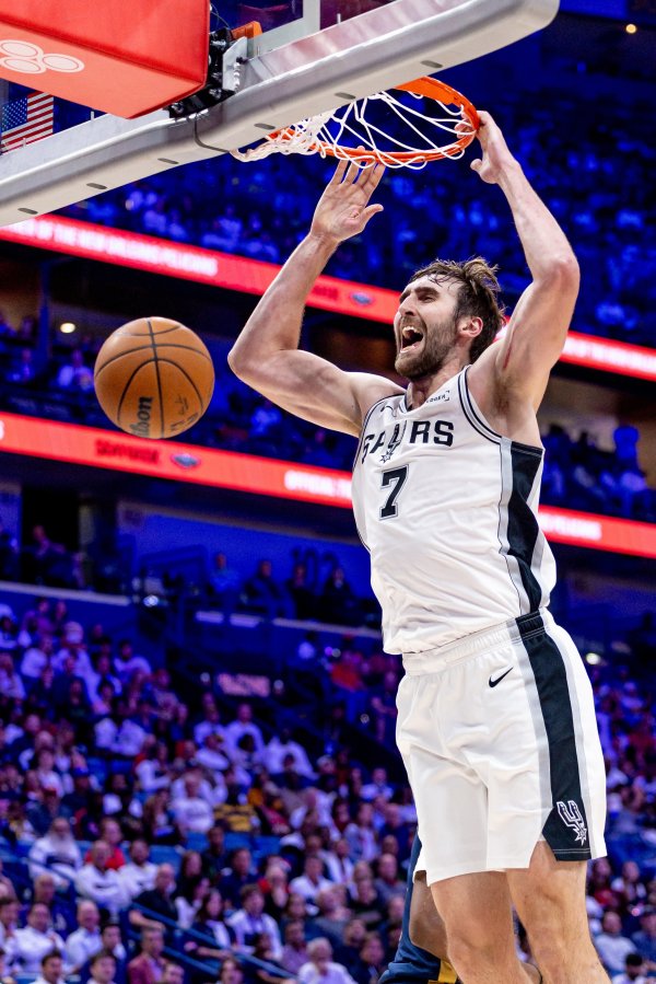Anh chỉ chơi 2 trận mùa này và ghi trung bình 8 điểm cùng 8 rebound mỗi trận! Spurs vs Bulls hôm nay